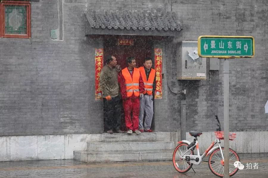 Sau 30 năm, Bắc Kinh lại đón tuyết rơi vào tháng 4